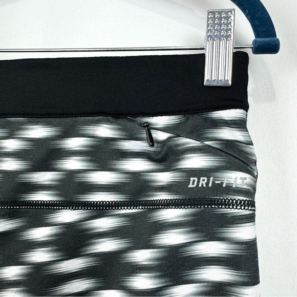 Nike Dri Fit Women's M Printed Relay Cropped Leggings Activewear Y2K Black/White - Picture 6 of 12